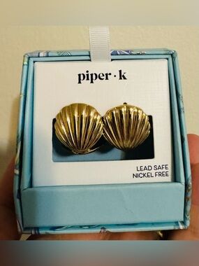 Piper K Shell Earrings gold tone